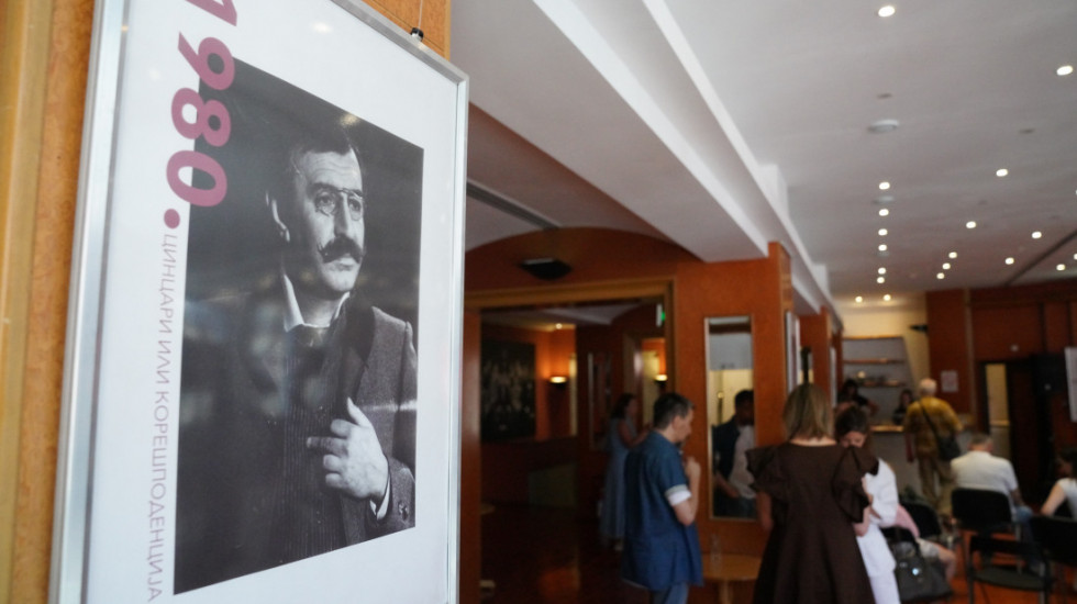 (FOTO) Izložba o glumcu Zoranu Radmiloviću otvorena u Ateljeu 212