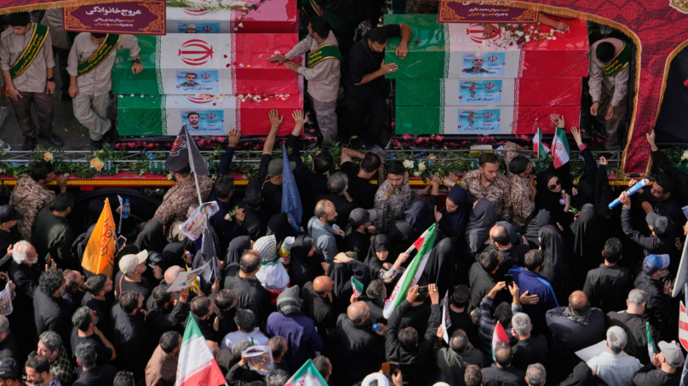 (FOTO) Iran organizovao kolektivnu sahranu za poginule u izraelskim napadima