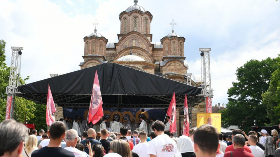 (FOTO) Obeležavanje Vidovdana na KiM: Više Srba privedeno na Gazimestanu, policija intervenisala i prema devojčici (12)