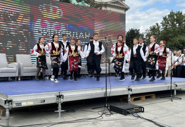 (VIDEO) Održano književno veče ispred Doma Narodne skupštine u organizaciji Studenata 2.0
