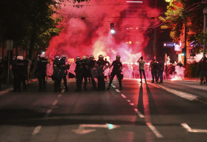 Muškarac (43) optužen za nasilje na protestu 28. juna, kod sebe imao lampu sa elektrošokerom i biber sprej