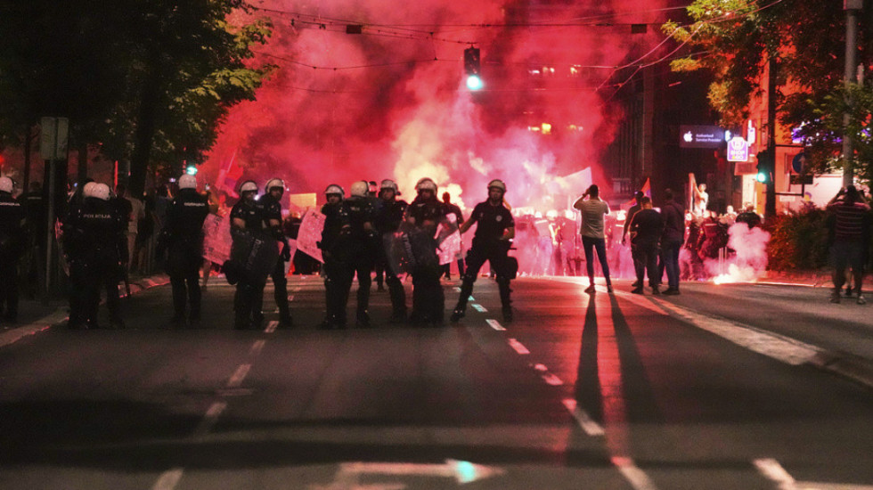 Muškarac (43) optužen za nasilje na protestu 28. juna, kod sebe imao lampu sa elektrošokerom i biber sprej