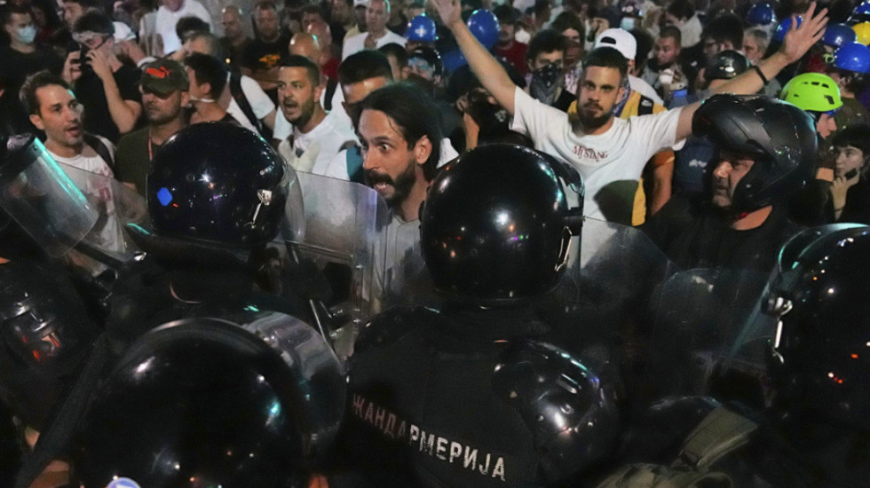 Saslušano 29 uhapšenih na vidovdanskom protestu: Predložen pritvor za 27, dvojica sklopila sporazum o priznanju krivice