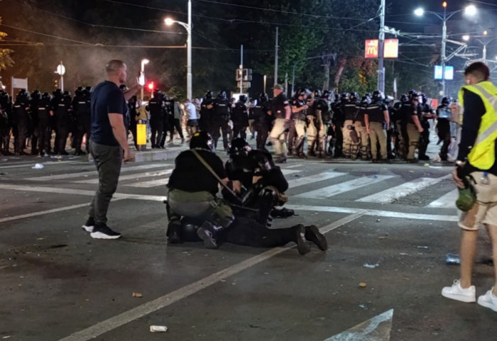 (VIDEO) Newsmax Balkans u centru sukoba demonstranata i policije u Beogradu: Suzavac, kamenice i topovski udari
