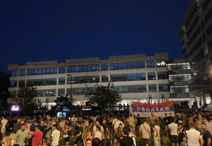 (FOTO/VIDEO) Saobraćaj na Gazeli uspostavljen: Blokada ulica u više gradova, polupane prostorije SNS u Novom Sadu