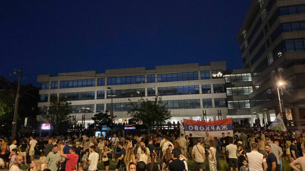 (FOTO/VIDEO) Saobraćaj na Gazeli uspostavljen: Blokada ulica u više gradova, polupane prostorije SNS u Novom Sadu