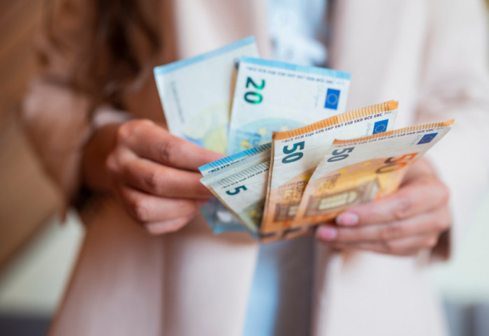 Prosečna neto plata za maj u Hrvatskoj 1.451 evro, najveće zarade u sektoru avio-prevoza