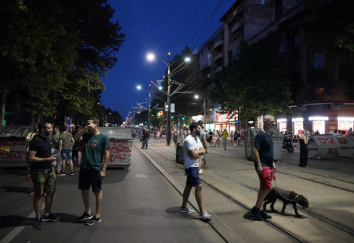 (FOTO/VIDEO) Protesti širom Srbije: Incidenti kod Pravnog fakulteta i Bogoslovije, žena se kolima zaletela u Novosađane
