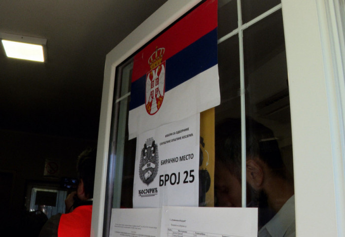 (FOTO/VIDEO) SNS nakon ponovljenih izbora na biračkom mestu 25 u Kosjeriću ostaje sa 14 odbornika, opoziciji 13 mandata