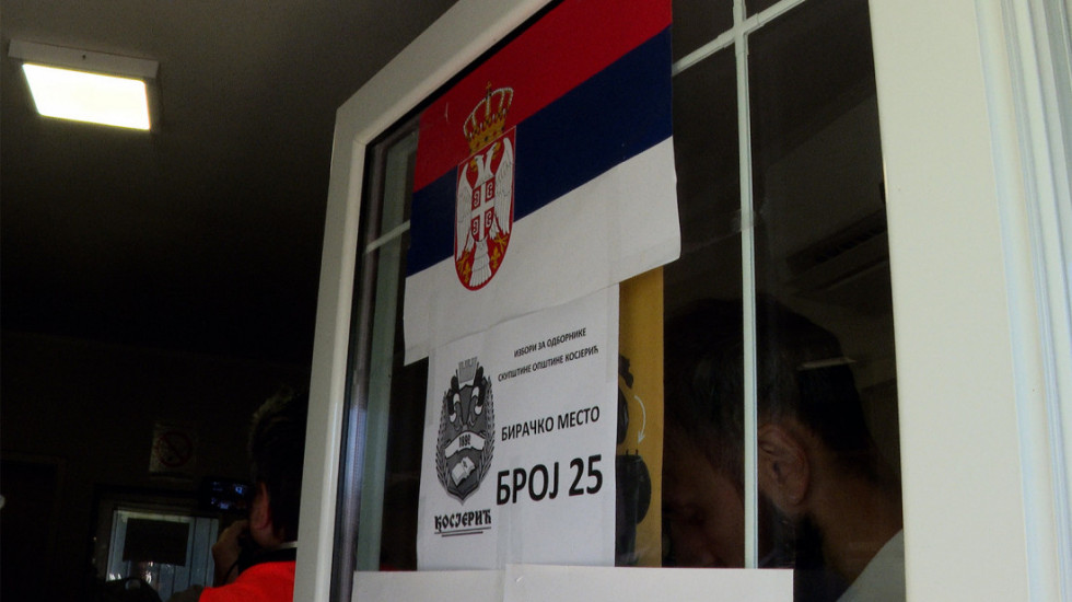 (FOTO/VIDEO) SNS nakon ponovljenih izbora na biračkom mestu 25 u Kosjeriću ostaje sa 14 odbornika, opoziciji 13 mandata