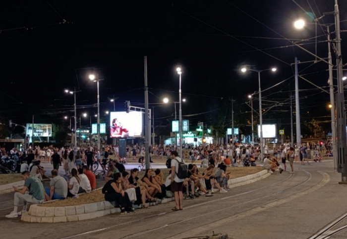 (FOTO/VIDEO) Protesti širom zemlje: Više incidenata u Beogradu, blokirani Autokomanda i Pupinov most