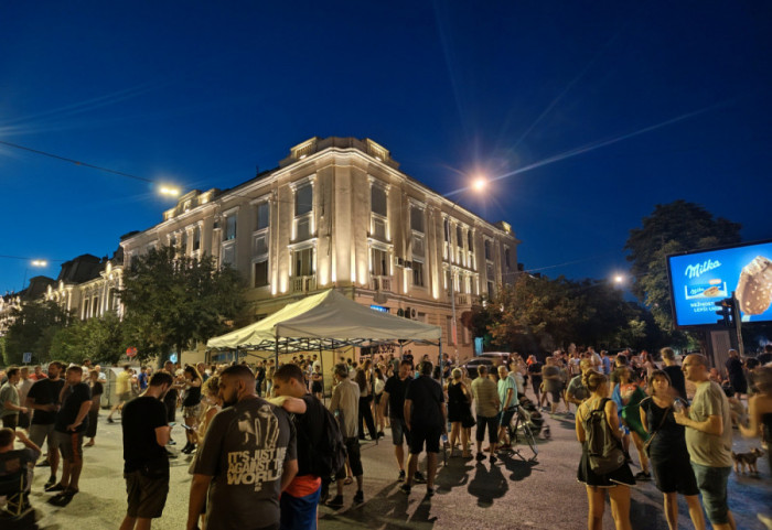 (FOTO/VIDEO) Protesti u Srbiji: Sukob policije i demonstranata kod ETF, uhapšeni studenti, privedeno i pet učenika