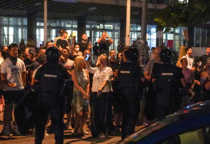 Protesti u više gradova Srbije: Građani se okupili ispred kuće gradonačelnika Novog Sada, blokada raskrsnice u Užicu