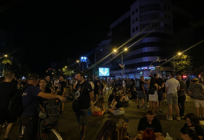 Protest u Novom Sadu na adresi Miloša Vučevića: "Sa svojom sam porodicom, svi smo dobro"