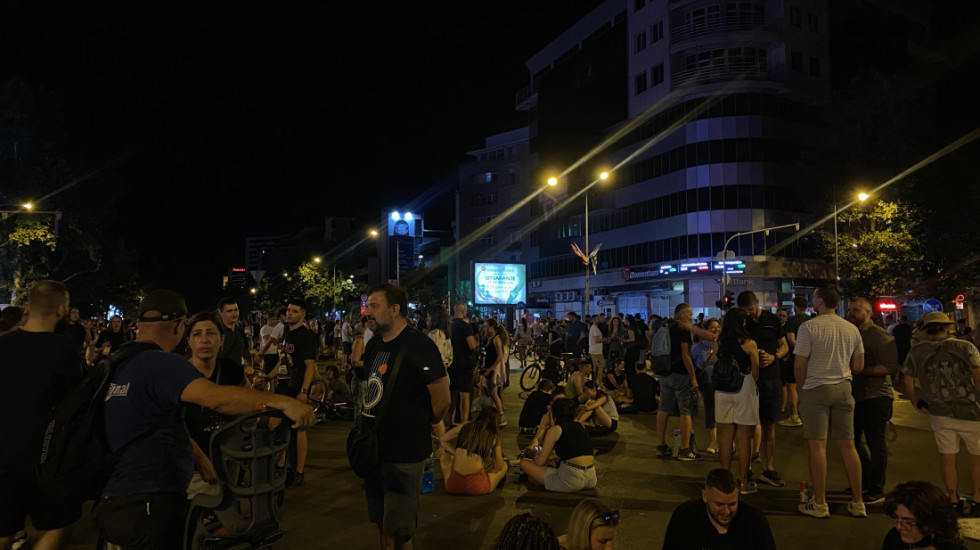 Protest u Novom Sadu na adresi Miloša Vučevića: "Sa svojom sam porodicom, svi smo dobro"