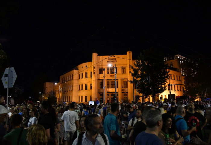 (FOTO/VIDEO) Protesti u Srbiji: Za petak ujutru najavljene blokade u više gradova, oglasio se MUP