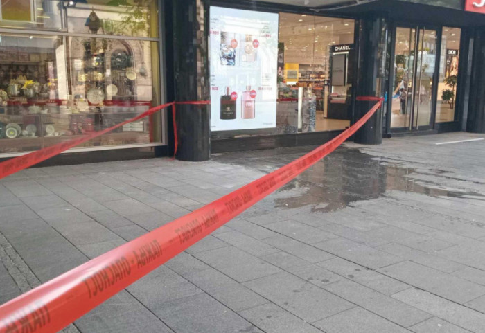 (FOTO) Uklonjen deo plafona koji se obrušio u Knez Mihailovoj, nadležni apeluju na vlasnike da brinu o bezbednosti