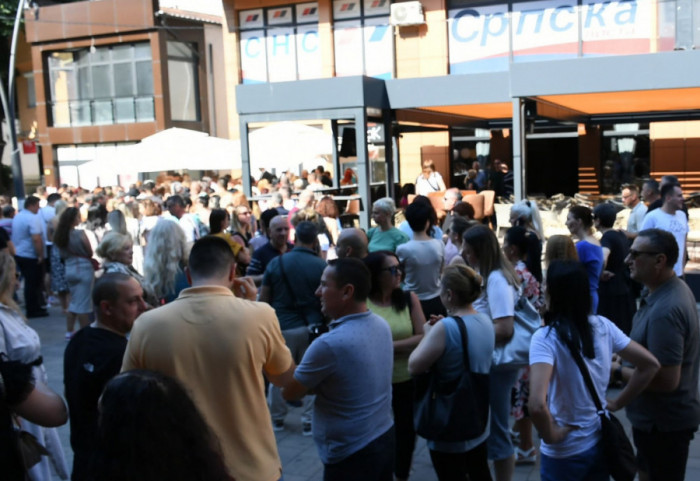 (FOTO) Građani Severne Mitrovice potpisuju peticiju protiv gradnje novih mostova na Ibru