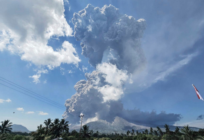 (FOTO/VIDEO) Snažna erupcija indonežanskog vulkana, izbacila stub pepela 18 kilometara uvis