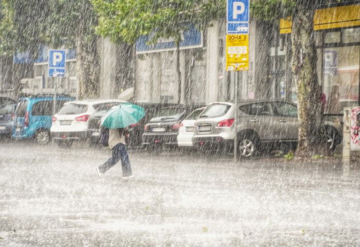 (FOTO/VIDEO) Vojvodinu i Beograd pogodili olujni vetar i pljuskovi: Povređeno petoro ljudi, nevreme moguće i u toku noći