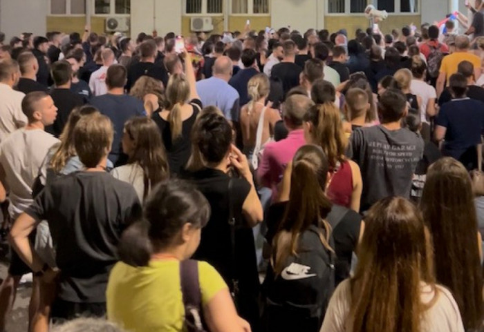 Učesnici protesta u Užicu blokirali zgradu suda zbog sugrađana osumnjičenih za napad na policajce, najavili novi skup