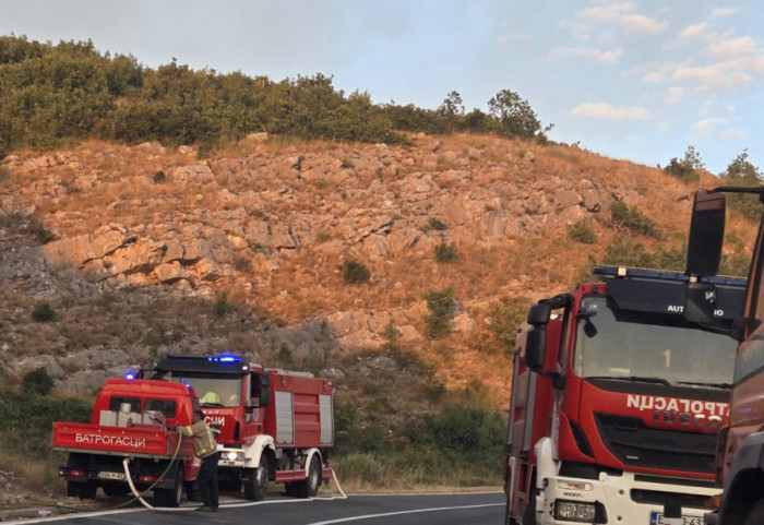 (FOTO) Požar u selu kod Vranja preti domaćinstvima, meštani uputili hitan apel za pomoć
