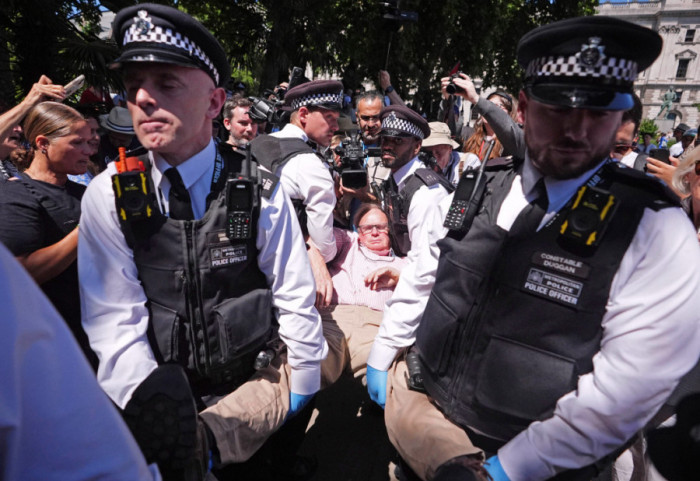 (FOTO) U Londonu uhapšeno više od 70 učesnika protesta podrške Palestini