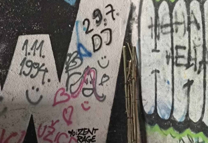 Policija u Užicu pronašla snop drvenih motki u pešačkom prolazu