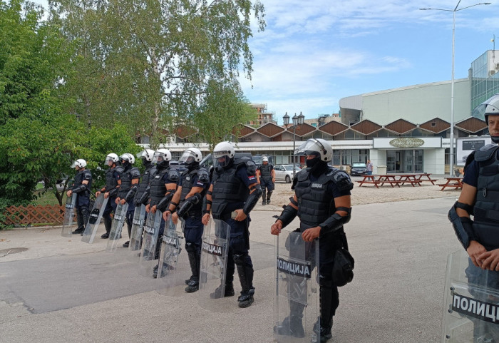 (VIDEO) Polaganje ispita na Novosadskom sajmu: Kordon policije, studenti u blokadi i građani ispred ulaza
