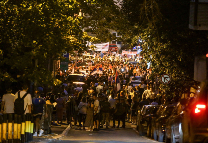 Protestne šetnje u Beogradu, Šapcu, Zrenjaninu, Novosađani ispred zgrada u kojima žive Vučević i Starović