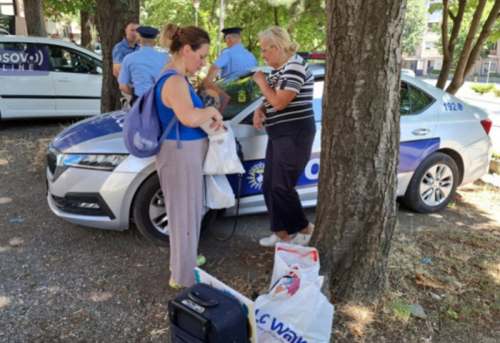 (FOTO) U Severnoj Mitrovici uz asistenciju Kosovske policije iz stana iseljena porodica Janićijević