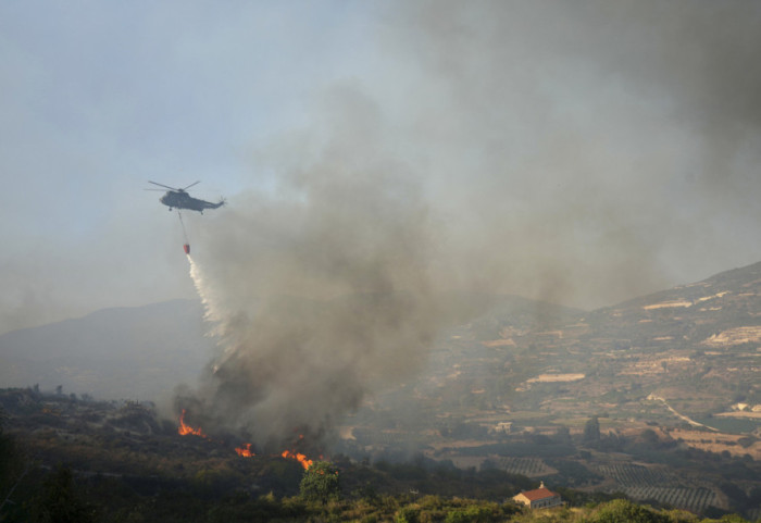 (VIDEO) Vanredna situacija u delu opštine Prijepolje: Širi se požar ka Kamenoj Gori, angažovani helikopteri