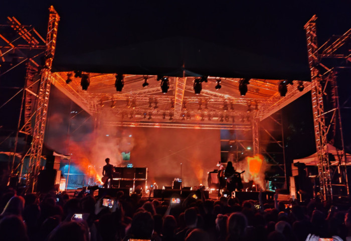 (FOTO) "The Sisters of Mercy" ponovo pred Beograđanima: Autentičan nastup pored reke