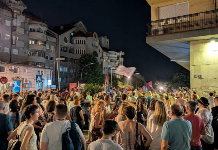 Zborovi građana više beogradskih opština protestovali ispred zgrade u kojoj živi predsednik Skupštine opštine Stari grad