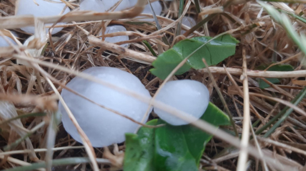 (FOTO) Jako nevreme praćeno gradom zahvatilo Topolu, u Aranđelovcu pao krov sa stambene zgrade