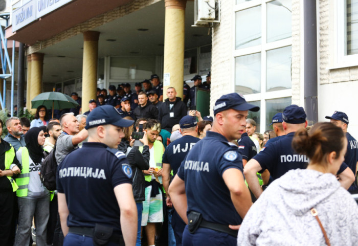 (FOTO) Policija se povukla u Novom Pazaru: Studenti u blokadi opet ušli u zgradu DUNP, uhapšene četiri osobe