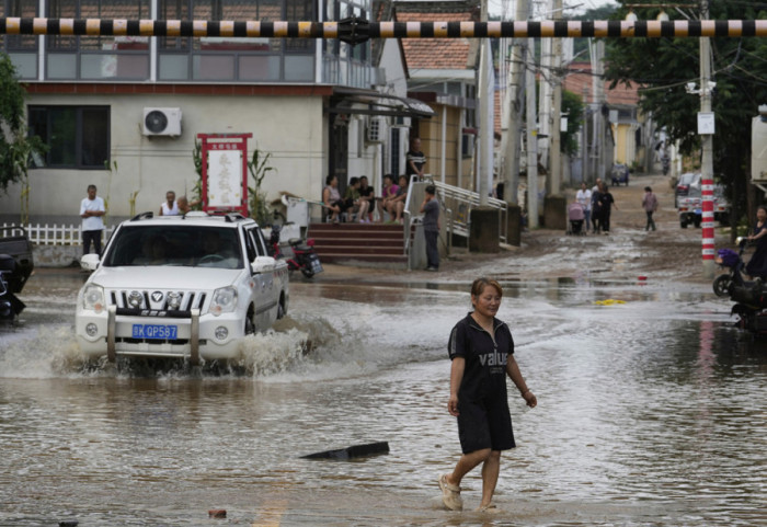 (FOTO) Najmanje 38 osoba stradalo u poplavama u Pekingu, desetine hiljada ljudi evakuisano