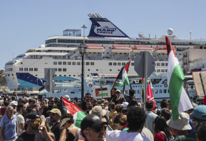 (FOTO) Protesti zbog izraelskog kruzera na Kritu: Demonstranti nosili palestinsku zastavu, uhapšeno četvoro