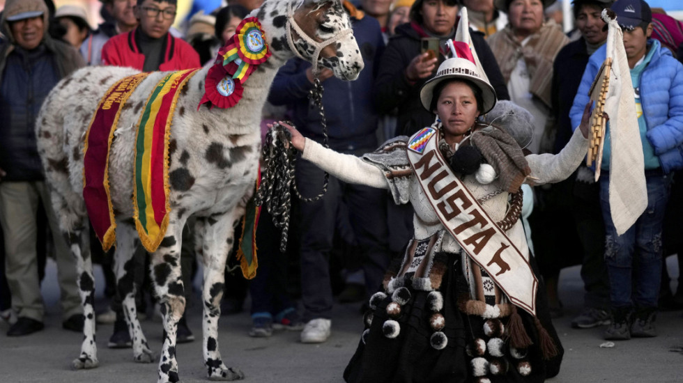 (FOTO) Lama teška 270 kilograma oduševila posetioce 15. Nacionalne izložbe kamila u Boliviji