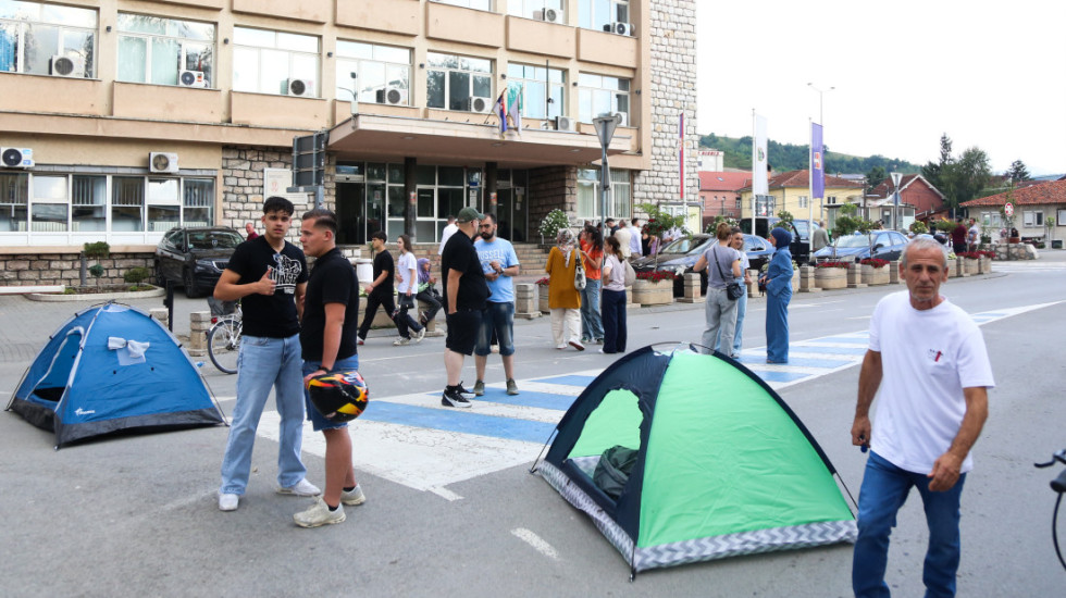 Blokada kružnog toka u Novom Pazaru i dalje traje, traži se oslobađanje uhapšenih za napad na policiju