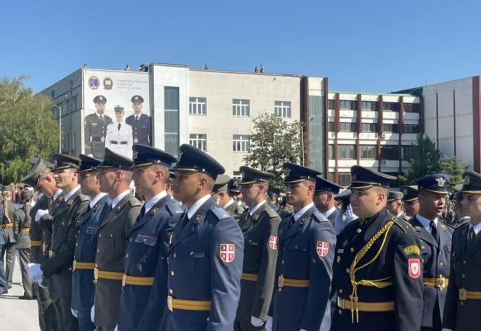 (FOTO/VIDEO) Promocija najmlađih oficira Vojske Srbije na Batajnici, Vučić najuspešnijim kadetima uručio sablje