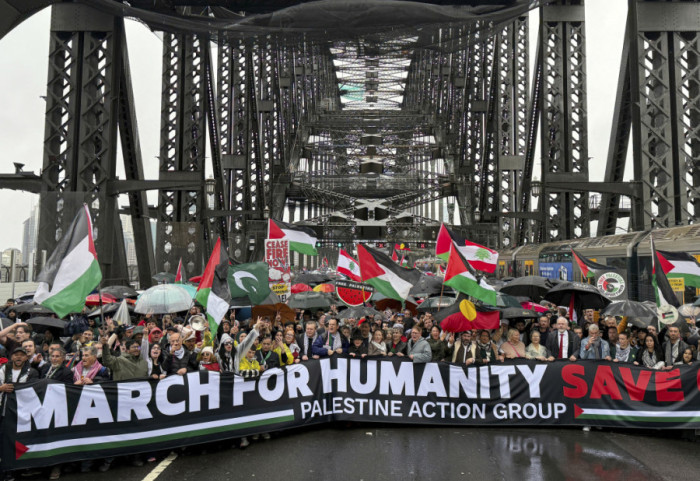 (FOTO) "Marš za čovečanstvo": Desetine hiljada ljudi na propalestinskom protestu u Sidneju, među njima i Asanž