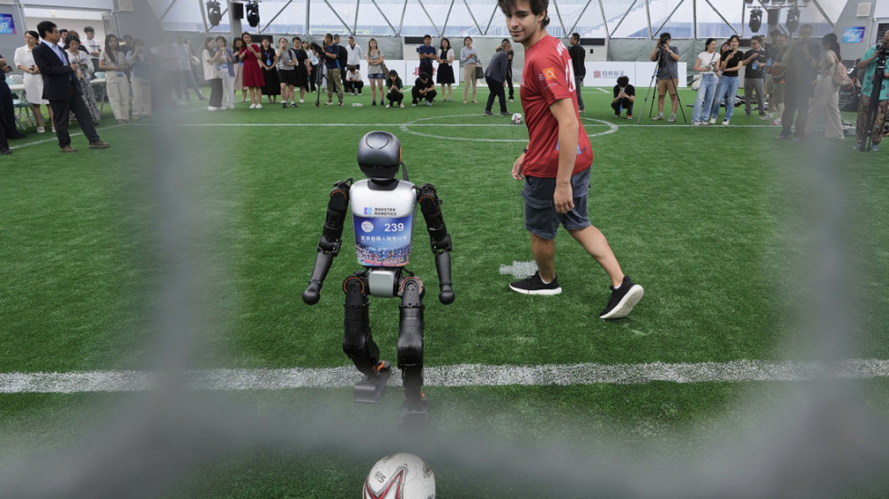 (FOTO) Kineski humanoidni roboti generišu više fudbalskog uzbuđenja nego njihovi ljudski saigrači