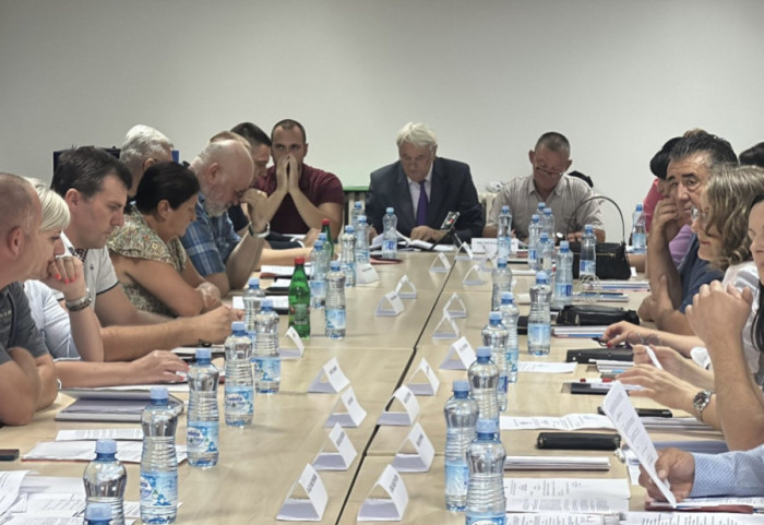 (FOTO) U Kosjeriću se održava konstitutivna sednica Skupštine opštine, prisutno svih 27 odbornika