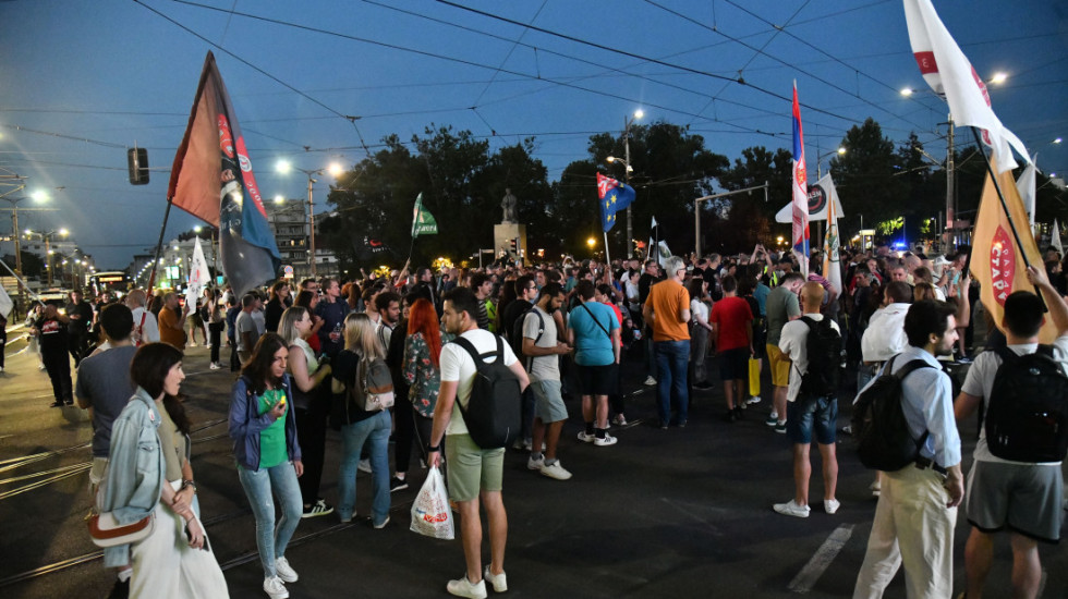 (FOTO) Protest u Beogradu: Blokirana raskrsnica Bulevara kralja Aleksandra i Ruzveltove