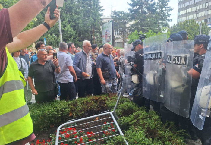 (FOTO/VIDEO) Građani i policija ispred Opštine Zaječar, opozicija pokušava da onemogući održavanje konstitutivne sednice