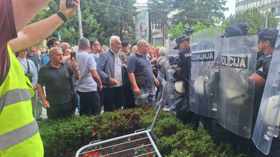 (FOTO/VIDEO) Privatno obezbeđenje u sali Skupštine Zaječara, opozicija sprečava održavanje konstitutivne sednice