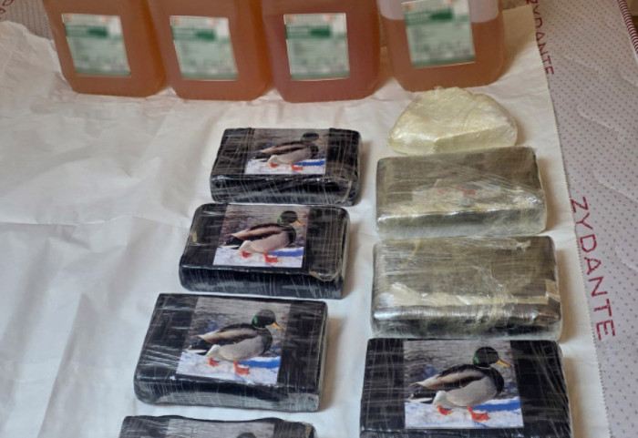 (FOTO/VIDEO) Uhapšen muškarac (30) zbog osam kilograma praška nalik kokainu i oko 17 litara amfetaminskog ulja