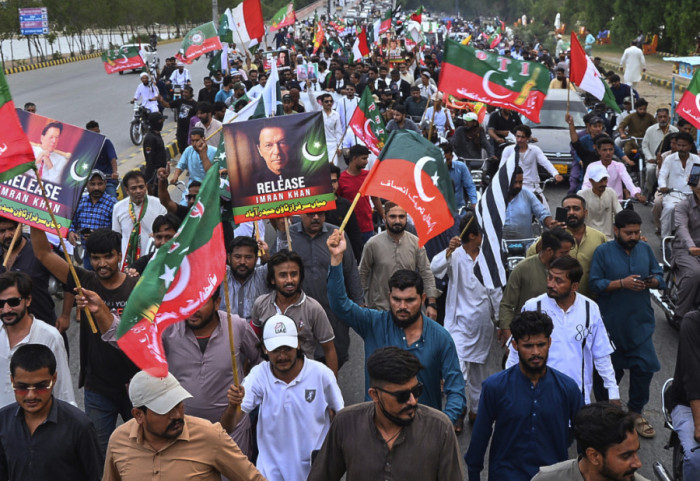 (FOTO) Protesti u Pakistanu: Privedeno 150 opozicionih aktivista na drugu godišnjicu hapšenja Imrana Kana