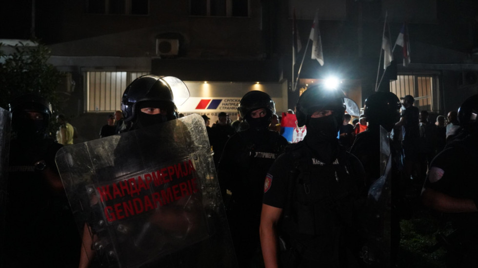 MUP nakon skupa na Novom Beogradu: Kod prostorija SNS vrši se uviđaj, utvrđen identitet 15 osoba